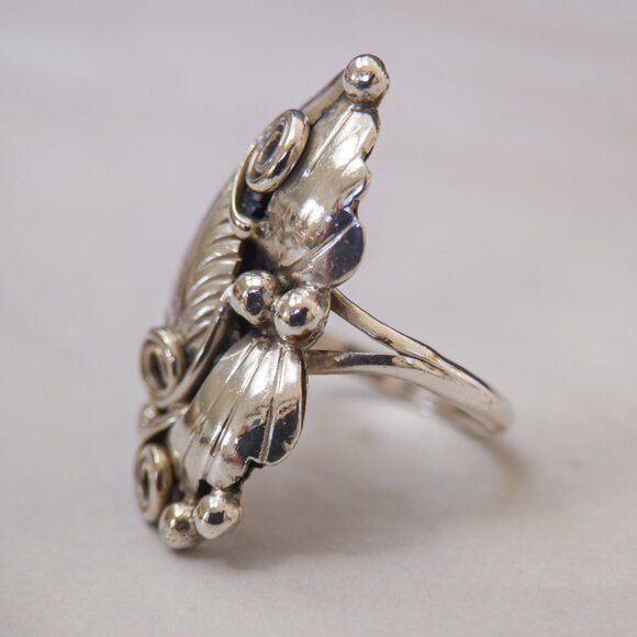 Signed H.Y. Sterling Feather/Scroll Ring, Navajo-Style, Size 5.75 (25mm) - Picture 3 of 13